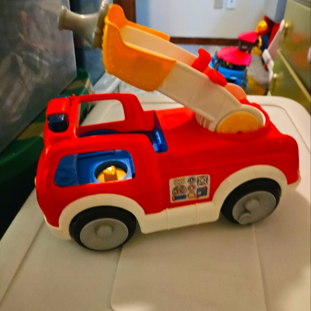 LITTLE PEOPLE FIRETRUCK | TOY